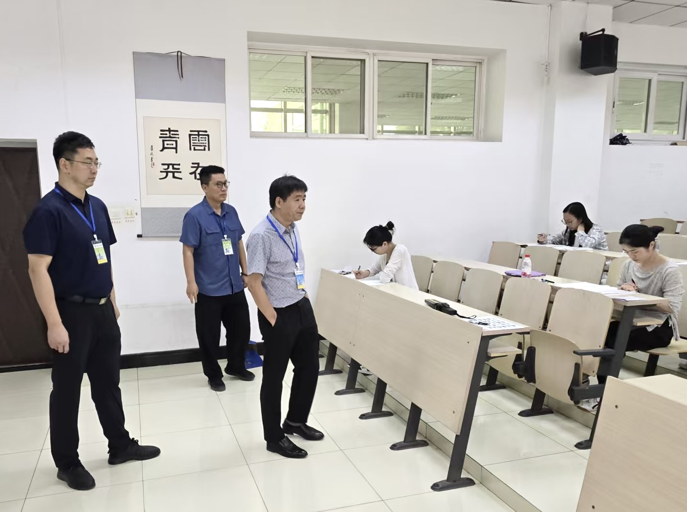 图片3 副院长刘益带队巡视考场秩序.jpg